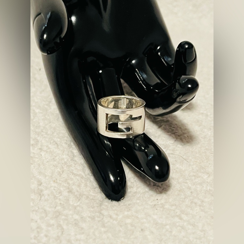 Gucci Cutout G Thick Band Silver Ring - Picture 11 of 11